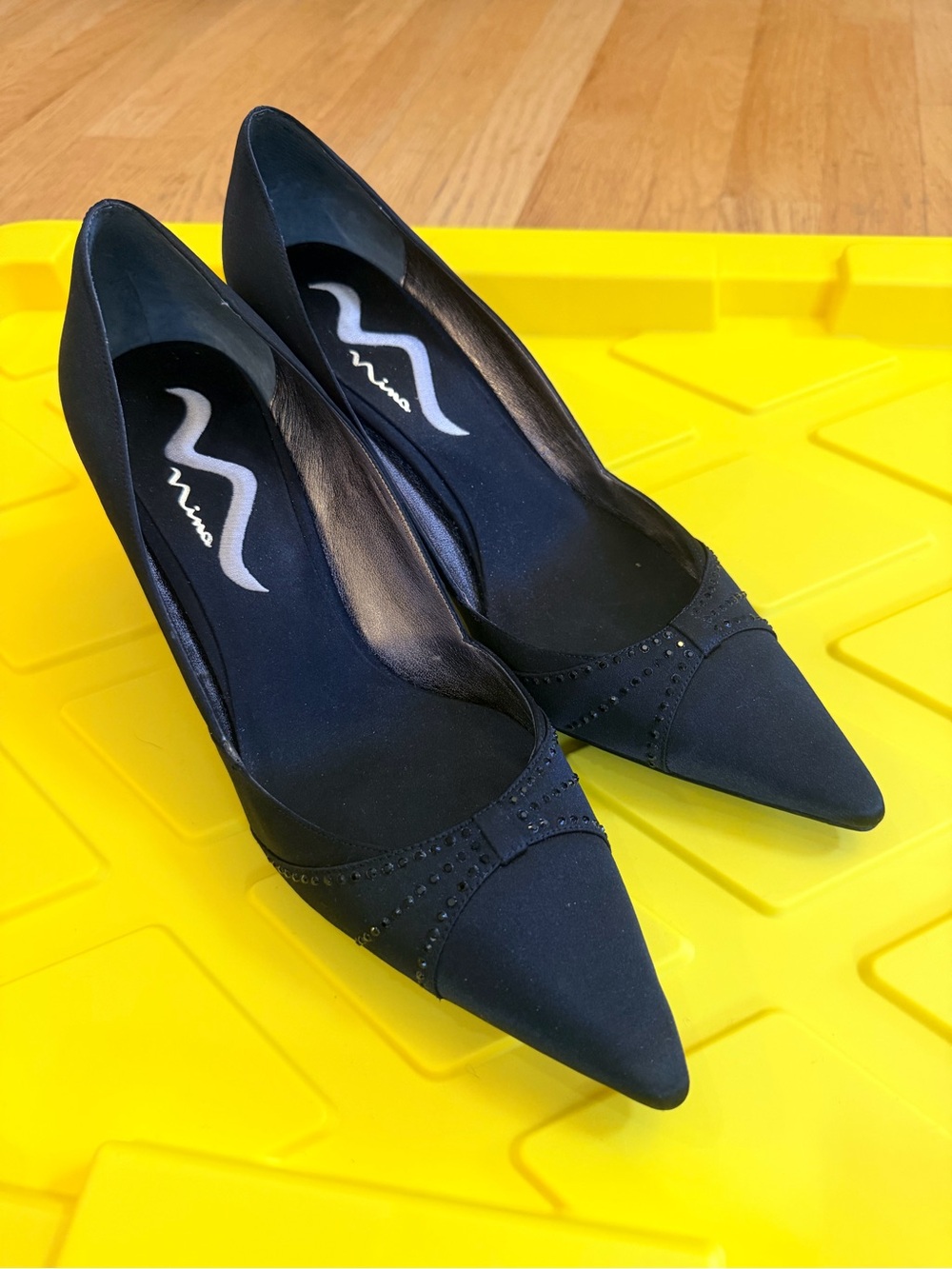 Ladies Size 11 "Nina" Black Pointed Toe Pumps Genuine LEATHER GUC